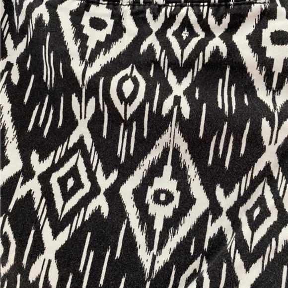 Old Navy Womens Ikat Black White Print Cotton Shorts Size 4 - Picture 4 of 8